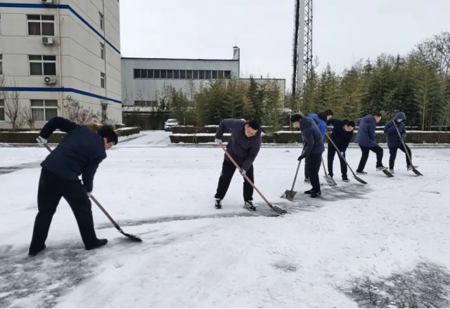 以雪为令迅速集结，清冰除雪确保畅通